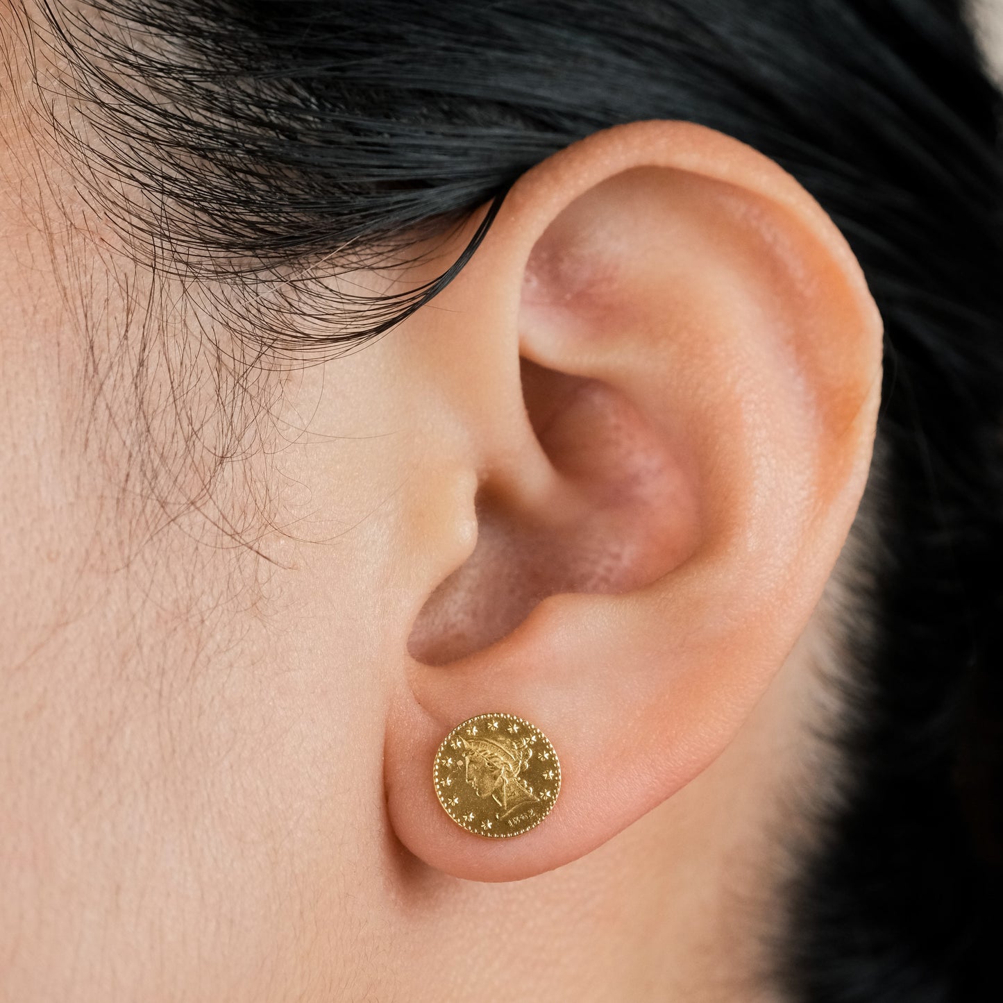 Victoria Dollar Stud Earring