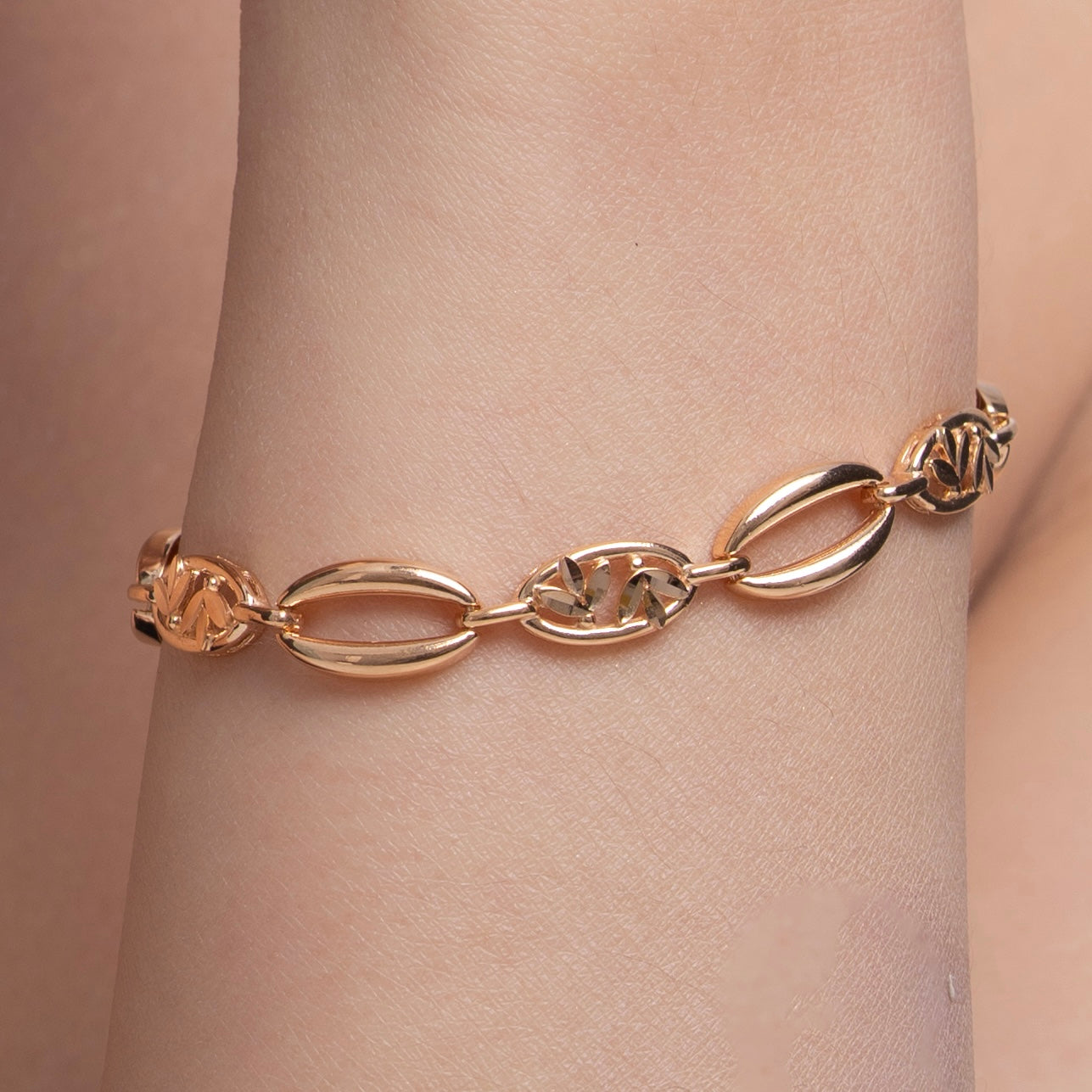 Clarita Oval Leaf Bracelet