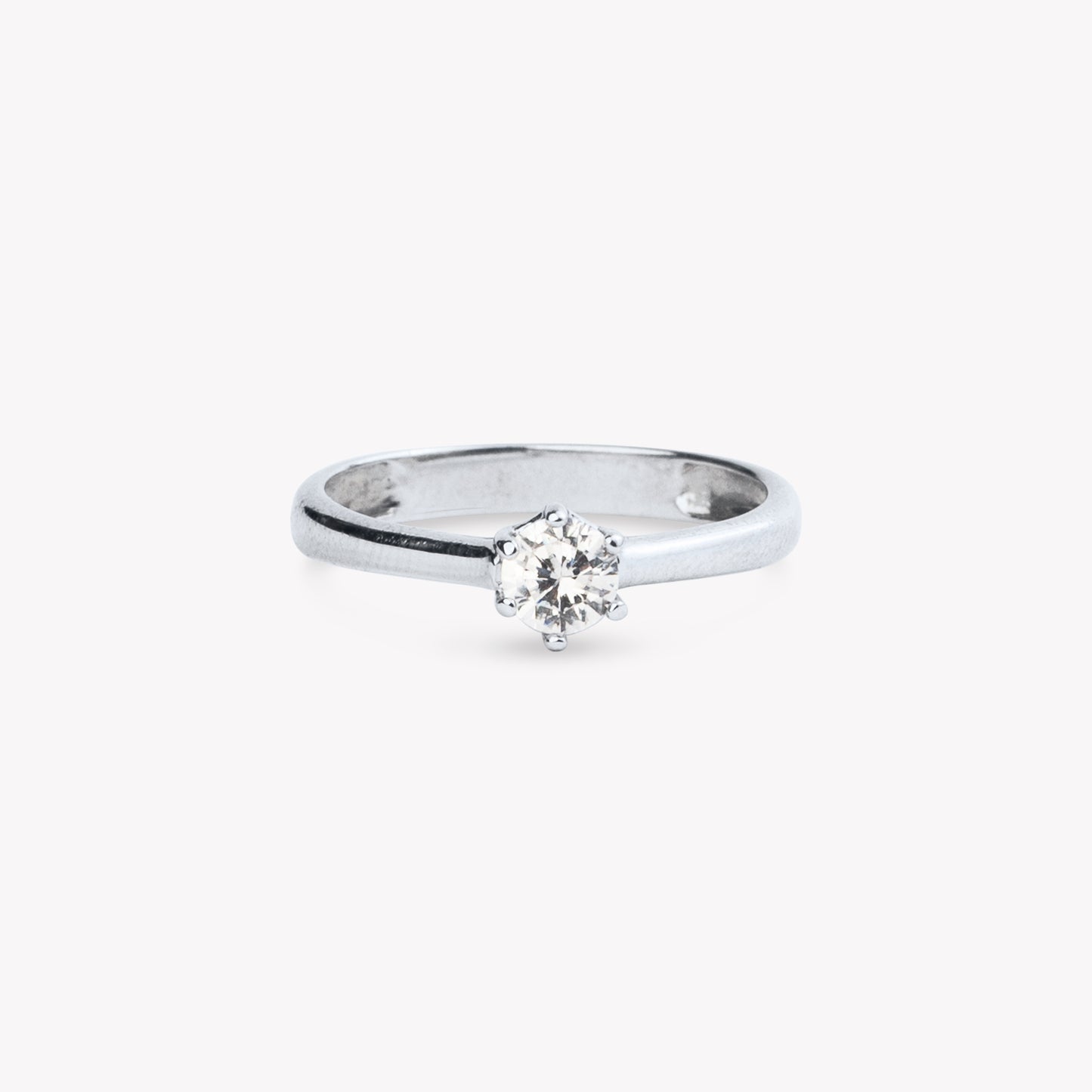 Amora Classic Solitaire Ring