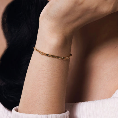 Clare Wavy Bar Bracelet